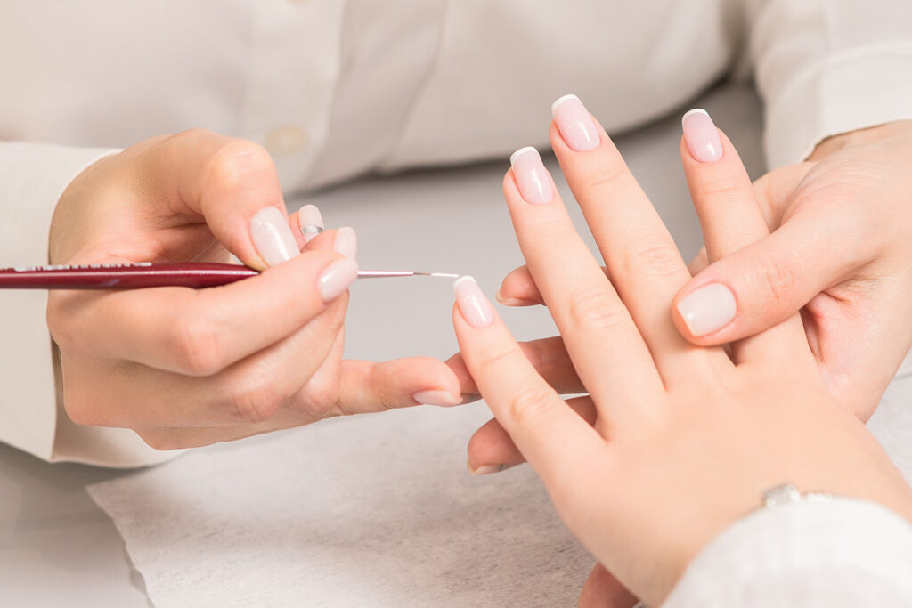 深爪でネイルサロンへ行くのが恥ずかしいと感じる必要がない理由のイメージ
