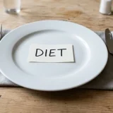 ダイエットで食事を抜くとどうなる？メリットや注意点を解説