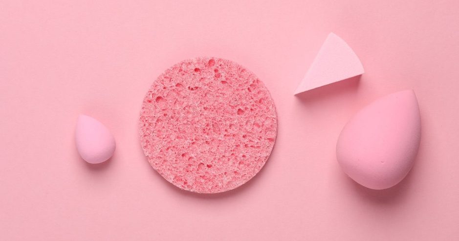 メイクスポンジ・パフを洗う正しい頻度は？肌荒れを防ぐお手入れ法と替え時のアイキャッチ画像