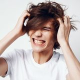 前髪のべたつきに悩むメンズ必見！ベビーパウダーの使い方と予防策を解説