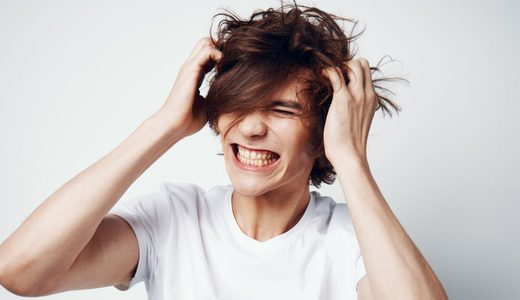 前髪のべたつきに悩むメンズ必見！ベビーパウダーの使い方と予防策を解説