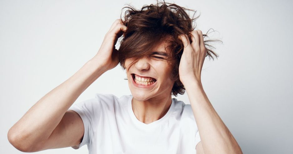 前髪のべたつきに悩むメンズ必見！ベビーパウダーの使い方と予防策を解説のアイキャッチ画像