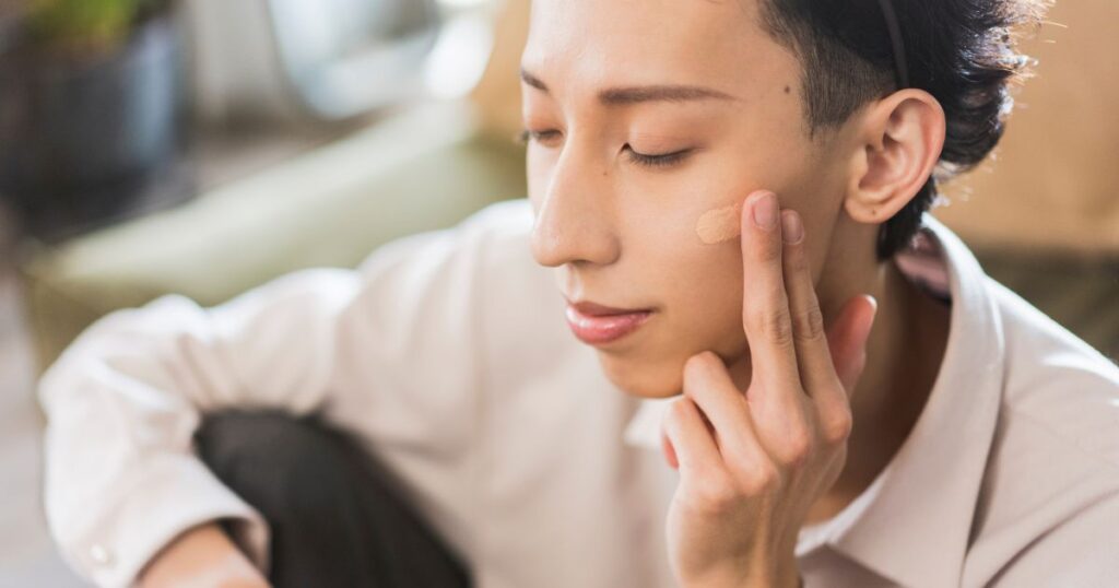 周囲に絶対バレない！メンズファンデーションの塗り方5ステップ